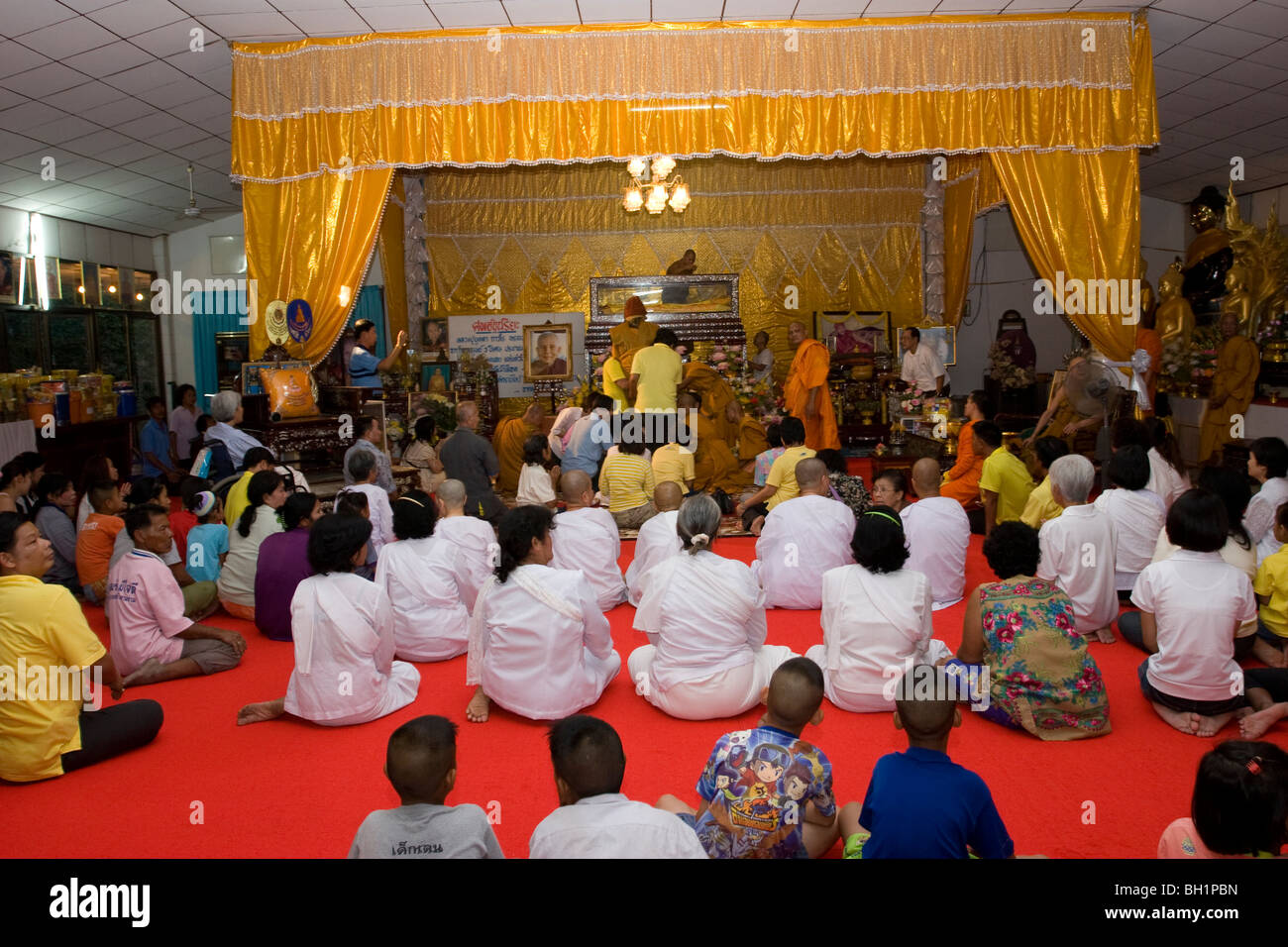 Una volta l'anno, morto monk Luang Ph00 Budda Thawaro è onorata dalla gente locale al Wat Klang Si Chaloensuk, Thailandia. Foto Stock