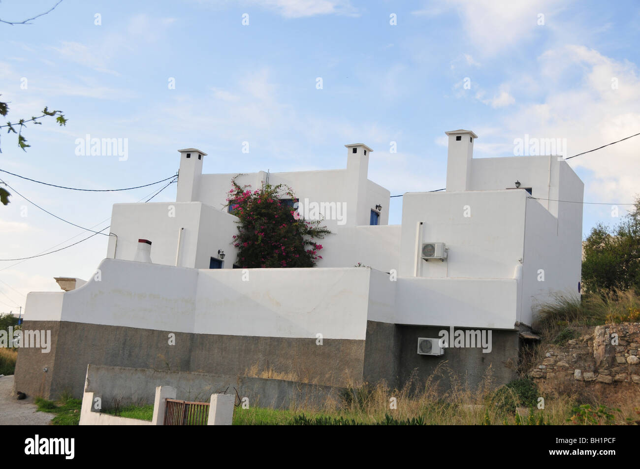 La Grecia, Rodi, moderno dipinto di bianco complesso di alloggiamento Foto Stock