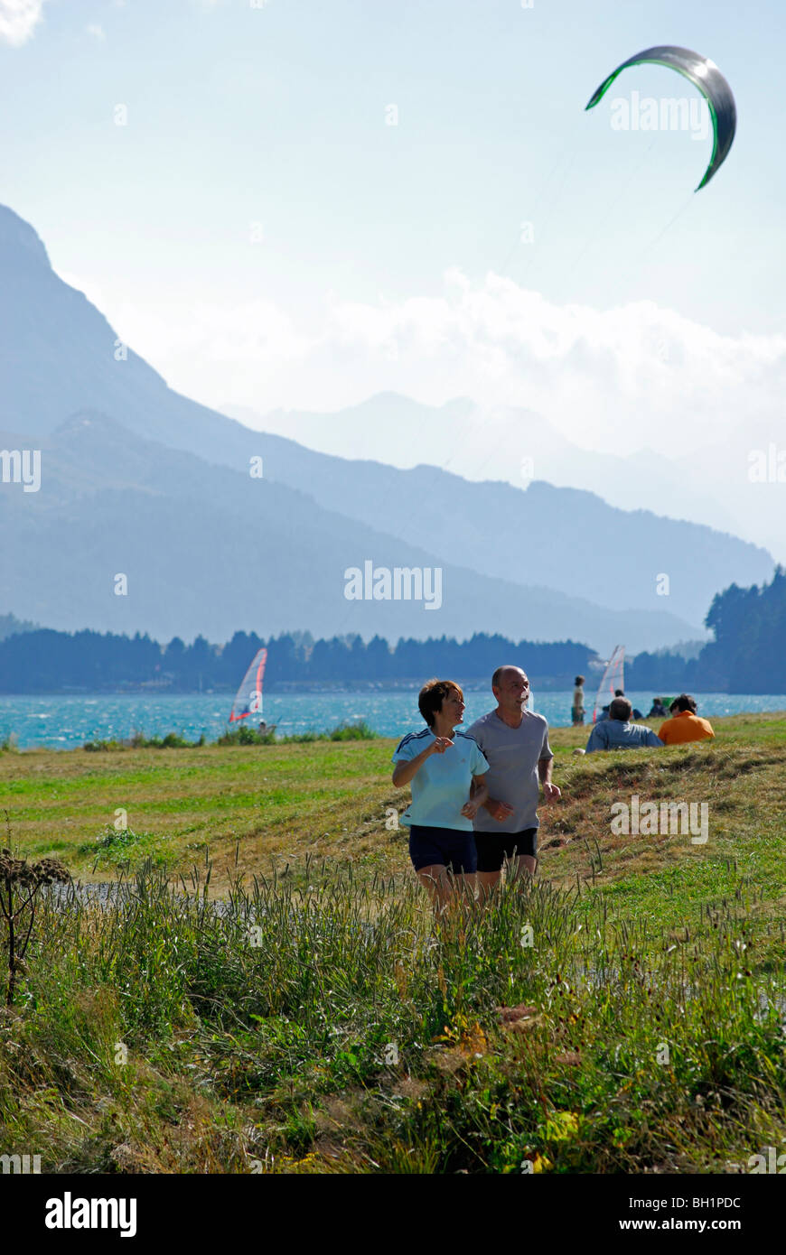 Runner e kite-surf sul lago Silvaplaner vedere, Lej da Silvaplauna Engadin, Grigioni, Svizzera Foto Stock