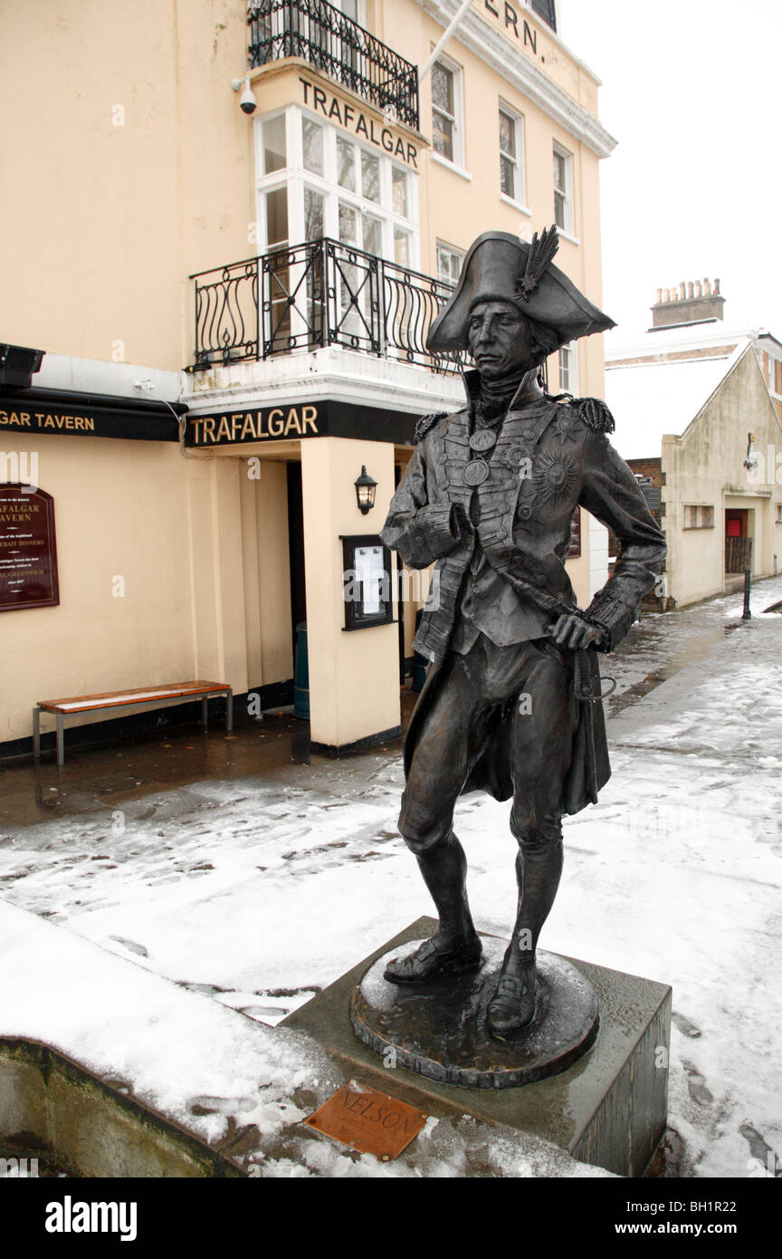 Un inverno immagine della vita -- Dimensione statua di bronzo di Nelson, al di fuori della Trafalgar Tavern di Greenwich Foto Stock