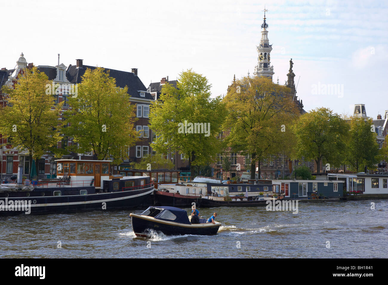 Un motoscafo sul fiume Amstel passando per alcuni aerei cargo, Amsterdam, Paesi Bassi, Europa Foto Stock