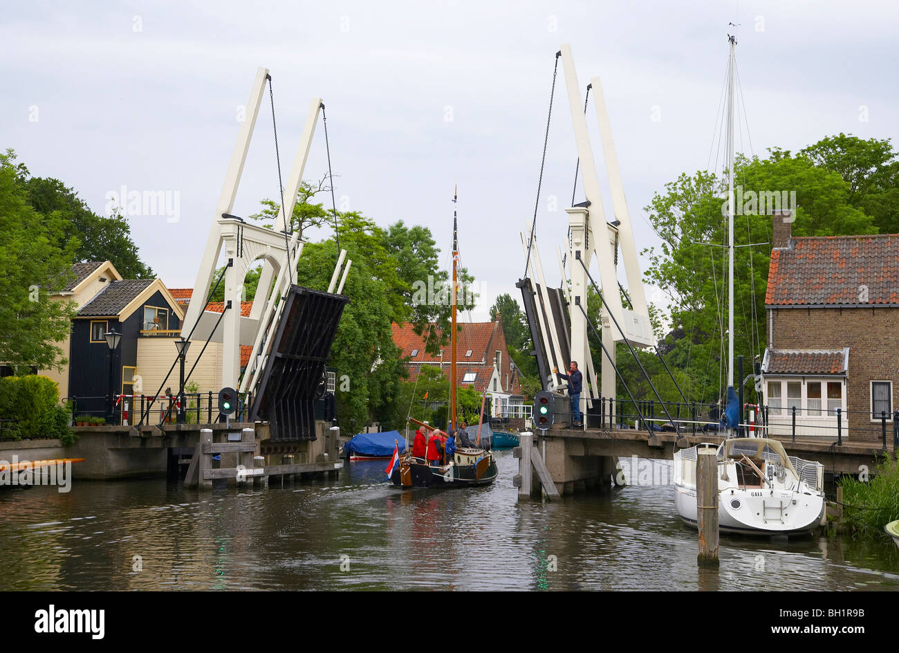 Una barca a vela sul fiume Vecht guidando attraverso un ponte a bilico, Paesi Bassi, Europa Foto Stock