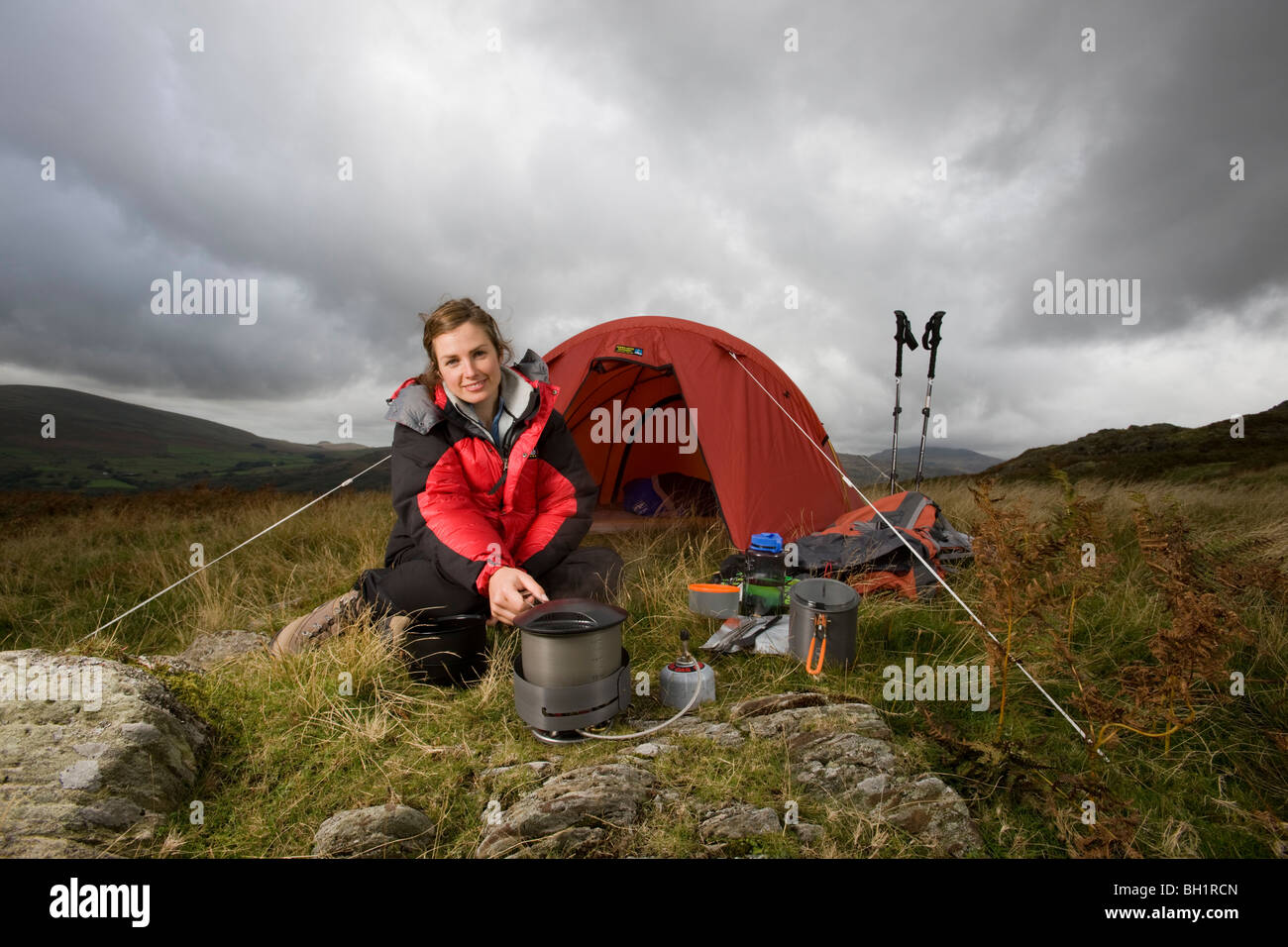 Backpacker con camp stufa e tenda Foto Stock