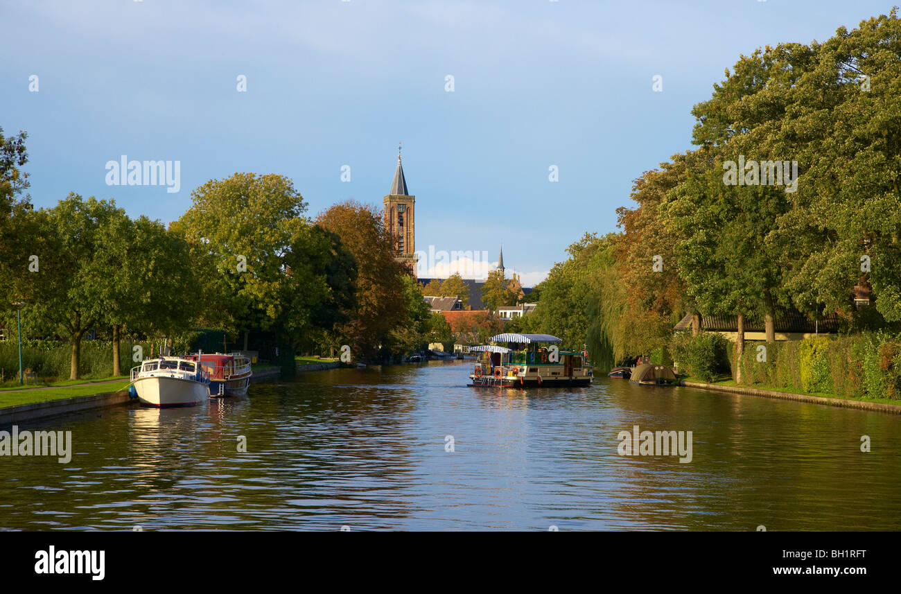 Poco traversata in traghetto del fiume Vecht, chiesa in background, Loenen, Paesi Bassi, Europa Foto Stock