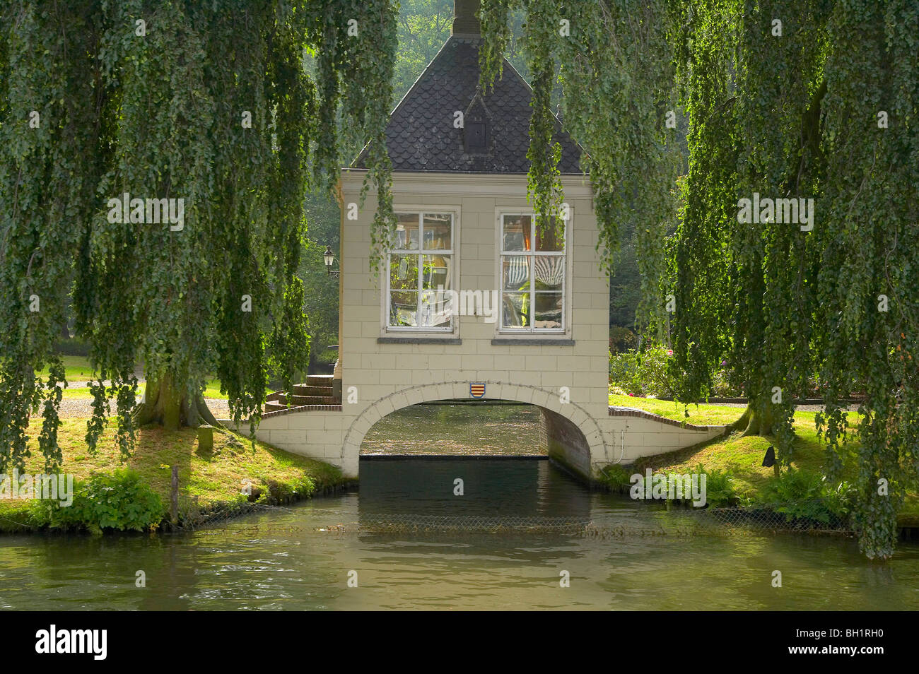 Capanna su un ponte sul canale Merwede sotto salici, Paesi Bassi, Europa Foto Stock