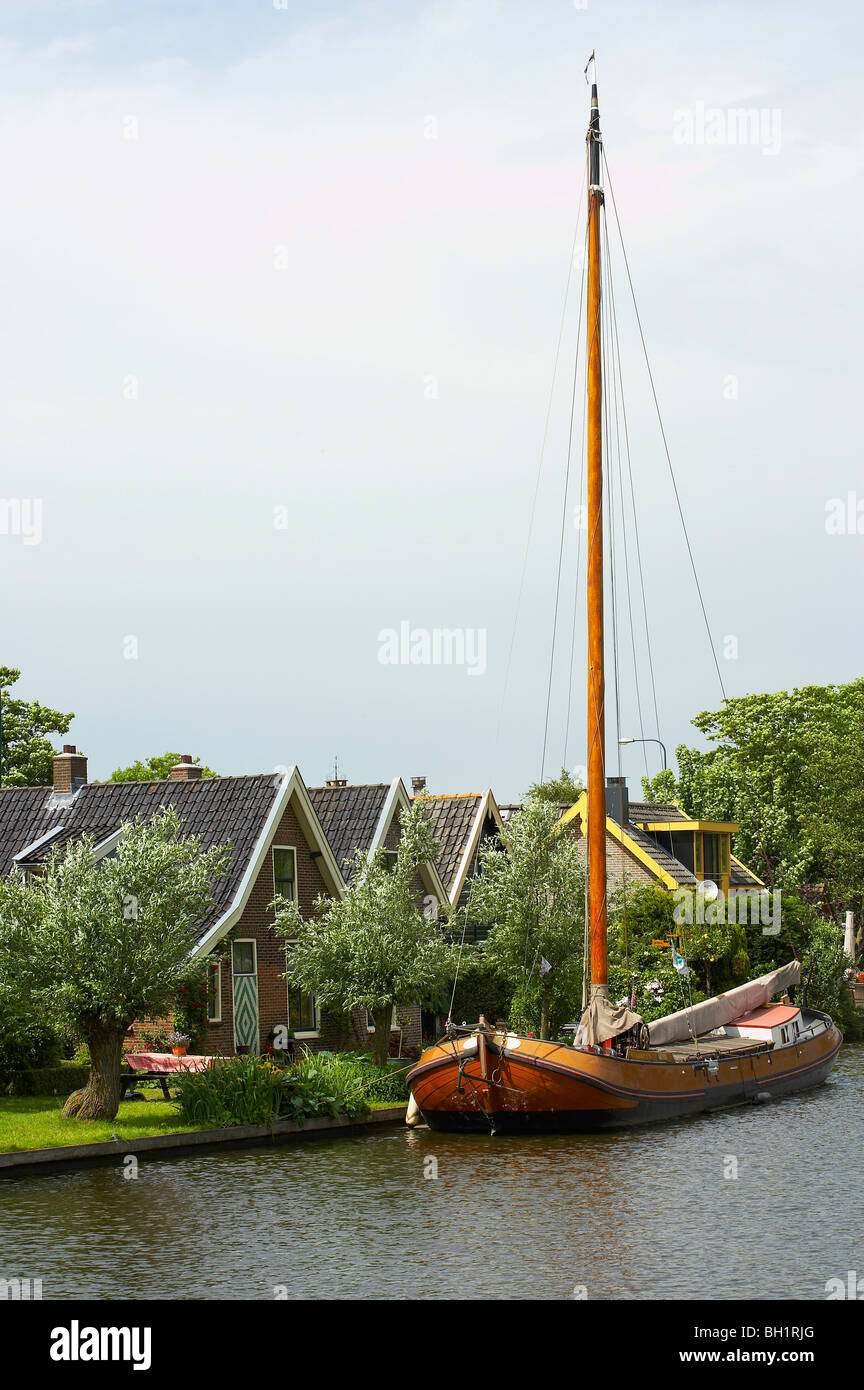 Imbarcazione a vela sulla Oude Rijn canal a un giardino, Paesi Bassi, Europa Foto Stock