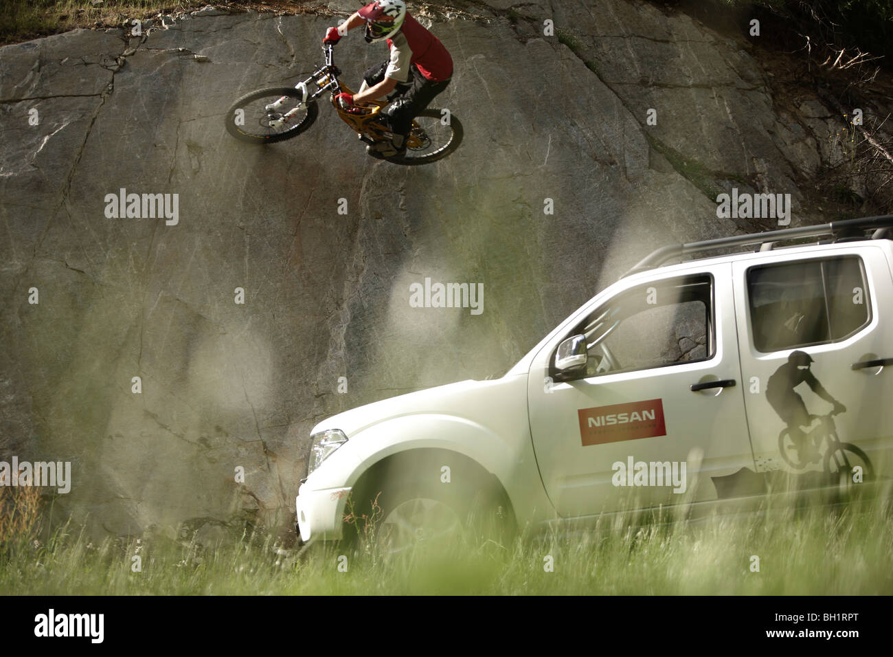 Mountainbiker a cavallo su una ripida roccia, Ischgl, Tirolo, Austria Foto Stock
