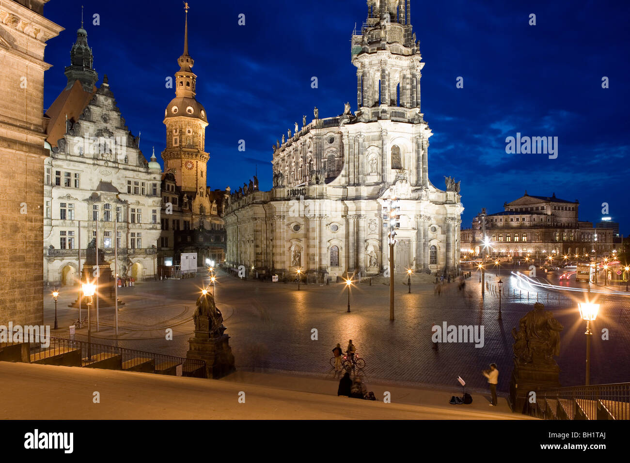 Schlossplatz con il castello di Dresda, cattolica Chiesa di Corte e Semperoper in background, Dresda, Sassonia, Germania Foto Stock