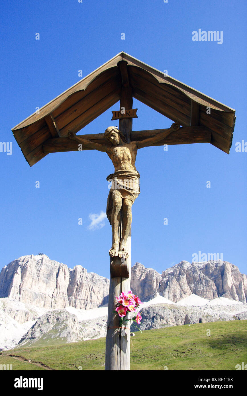Croce di legno nelle Dolomiti, Alto Adige, Italia Foto Stock