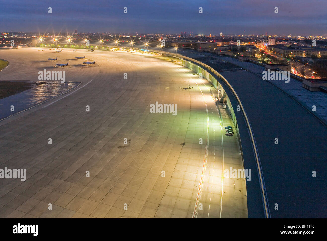 Aeroporto di Tempelhof di notte, il grembiule, la pista di Berlino, Germania Foto Stock