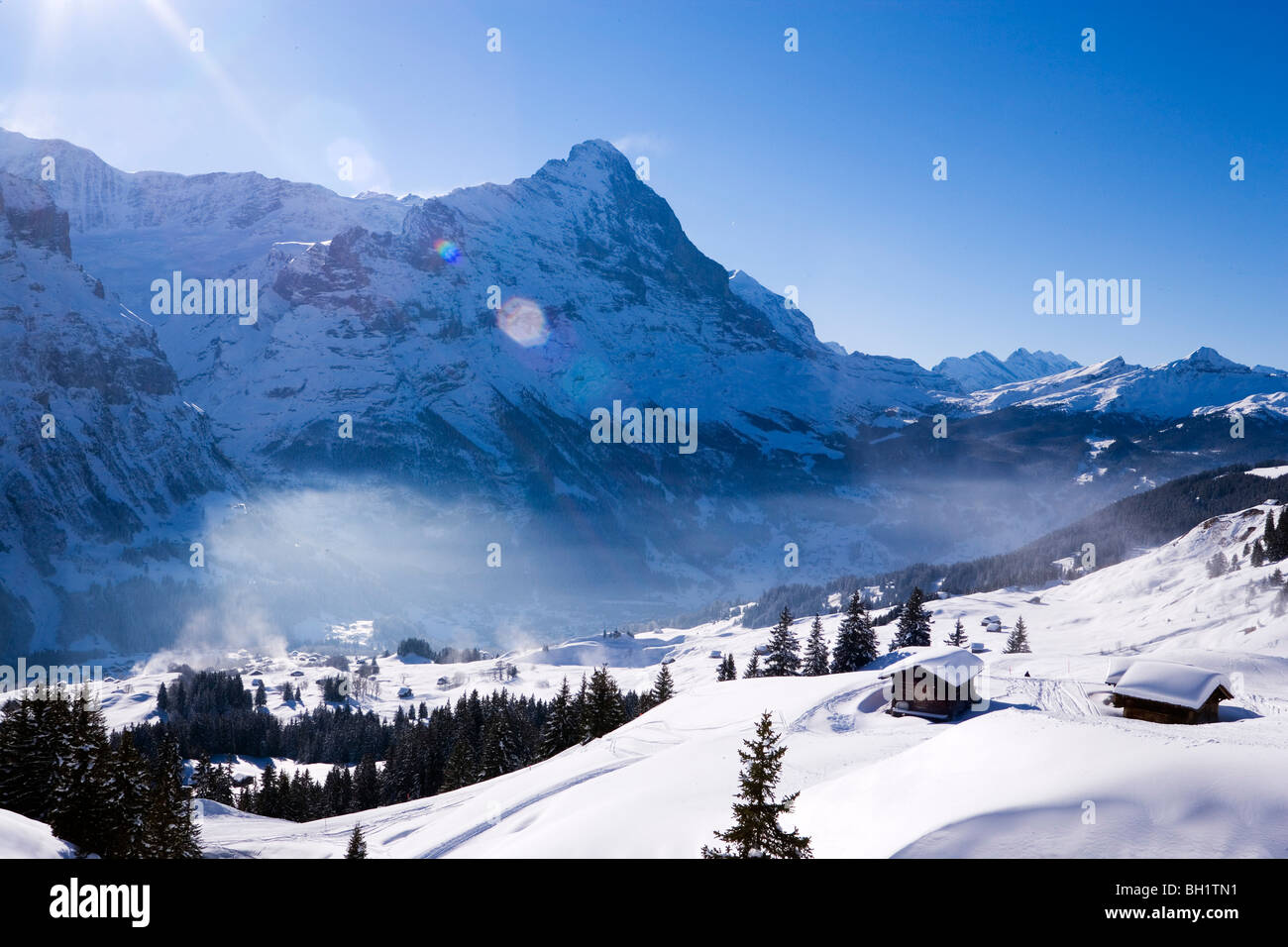 Coperta di neve rifugi alpini, primo, Grindelwald, Oberland bernese, il Cantone di Berna, Svizzera Foto Stock