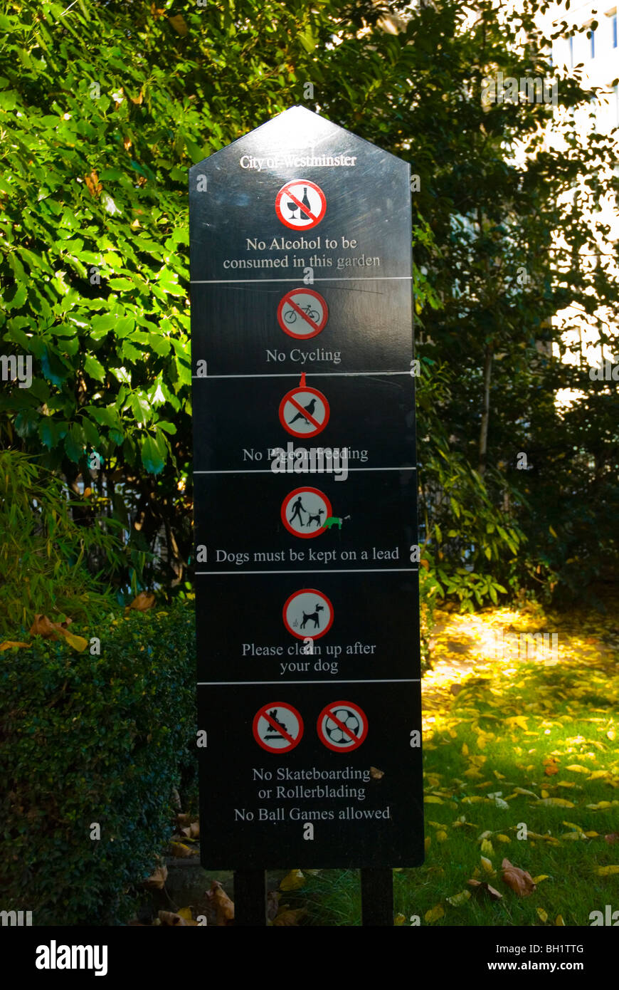 Norme e regolamenti segno Victoria Embankment Gardens Londra Inghilterra REGNO UNITO Foto Stock