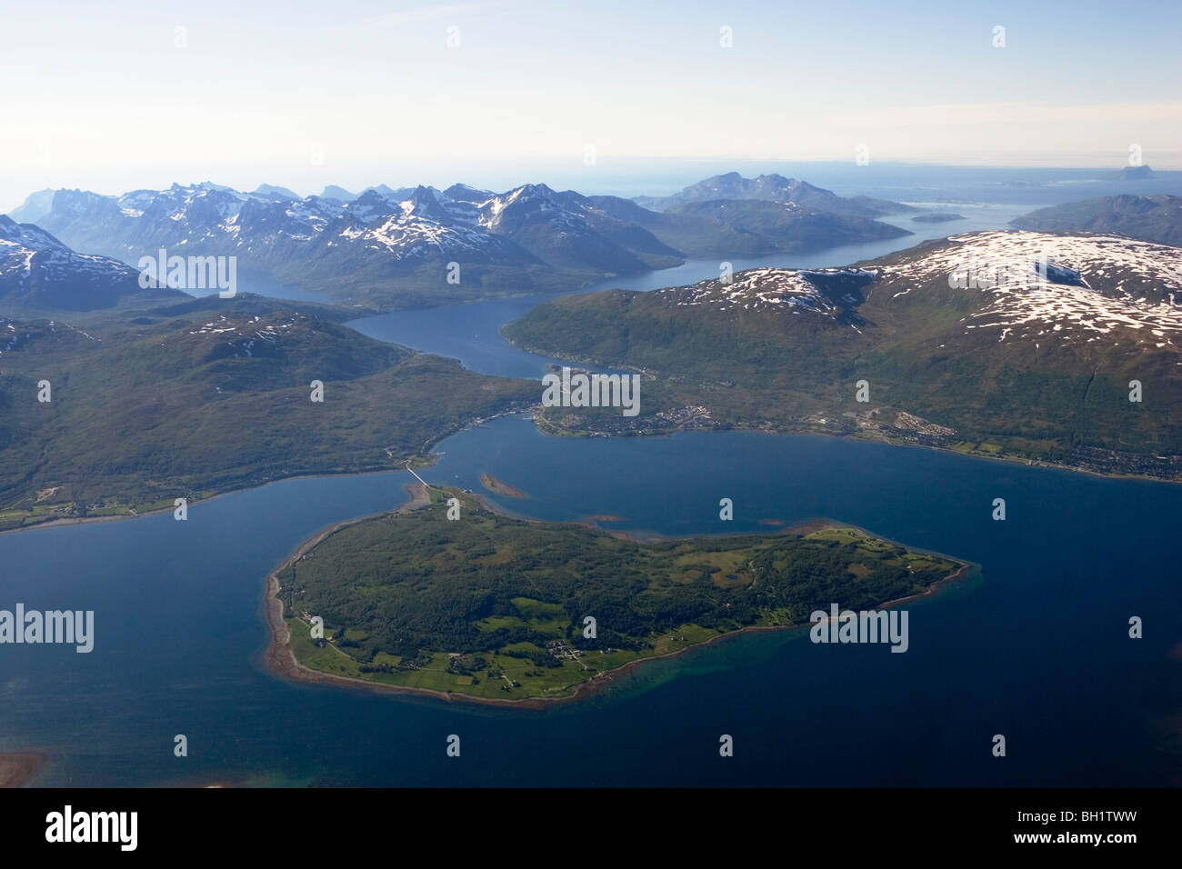 Fiordo vicino a Tromso, Tromsoe, antenna shot, Norvegia Foto Stock