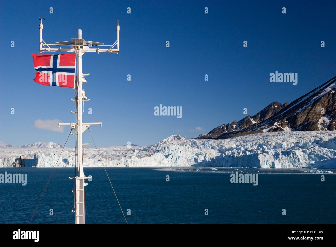 Monaco Glacier, Expedition nave, Norvegia-flag, Spitsbergen, Norvegia Foto Stock