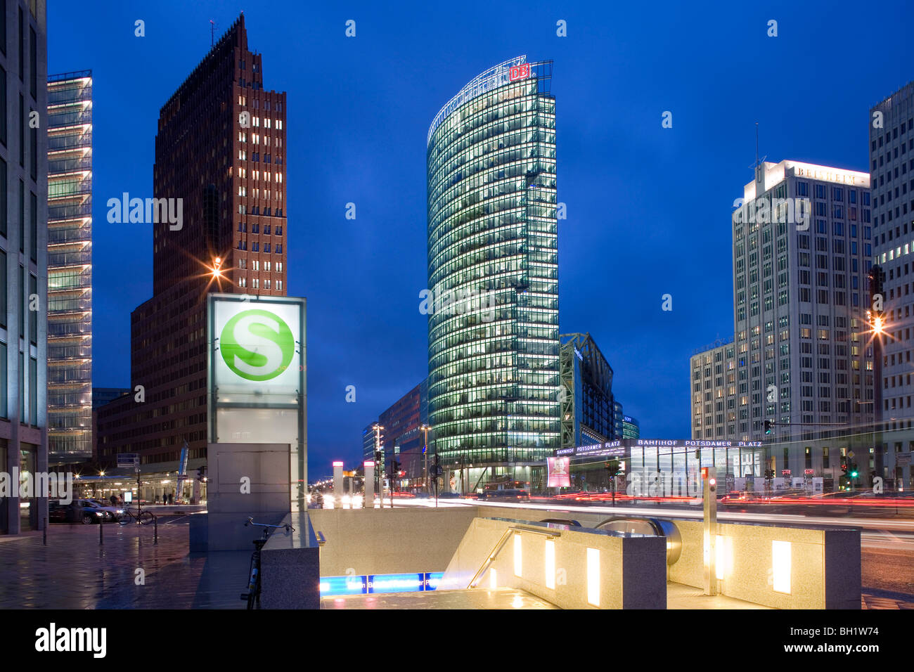 Potsdamer Platz da sinistra a destra, Hans Kollhoff Tower, Bahn Tower, il Sony Center e centro Beisheim, Potsdamer Platz di Berlino, G Foto Stock