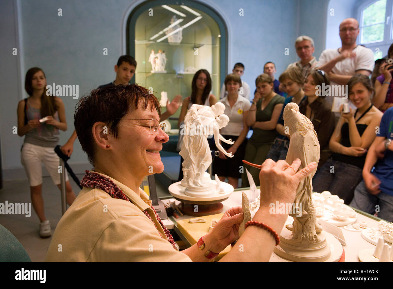 Porzellan Manufaktur Meissen, dimostrazioni workshop, workplace della porcellana goffratrice, goffratore Karmen Friedrich al lavoro, M Foto Stock