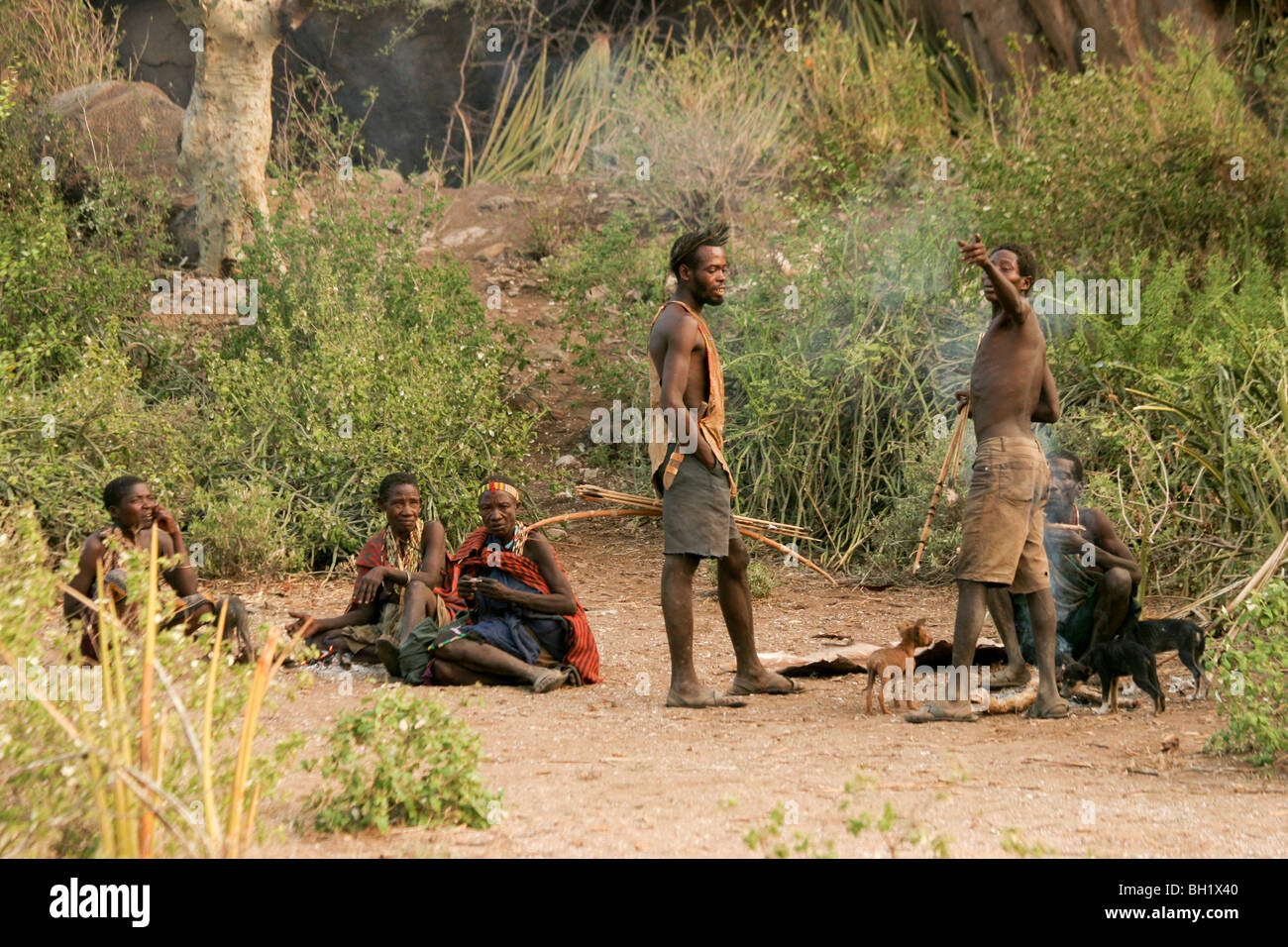 Africa, Tanzania, Lago Eyasi, Hadzabe gli uomini a caccia con arco e frecce piccole tribù di cacciatori-raccoglitori AKA tribù Hadzabe Foto Stock