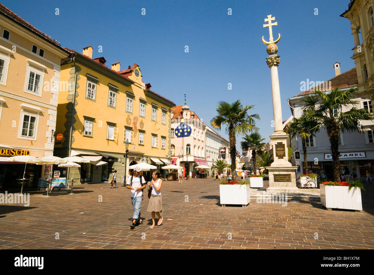 Alter Platz (prima area pedonale di Austria) con la colonna della Trinità, Klagenfurt, Carinzia, Austria Foto Stock