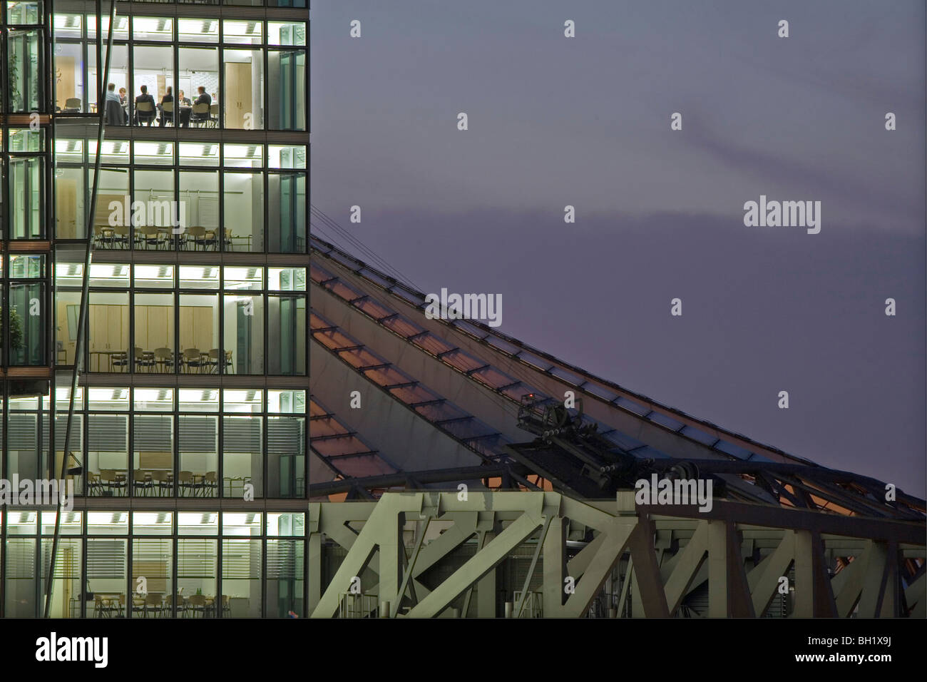 Sale conferenze di notte, Bahntower, Potsdam Square, con Potsdamer Platz e dal Sony Center tetto, Berlino, Germania Foto Stock