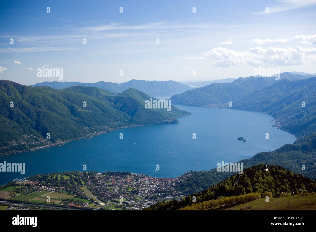 Vista dal Monte Cimetta (1671 m) fino a Locarno e Ascona al Lago Maggiore, Ticino, Svizzera Foto Stock