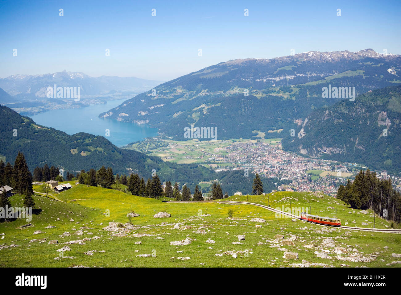 Vista da Schynige Platte (1967 m) su ferrovia a cremagliera per Interlaken e del Lago di Thun, Interlaken, Oberland Bernese (Highlands), Cant Foto Stock