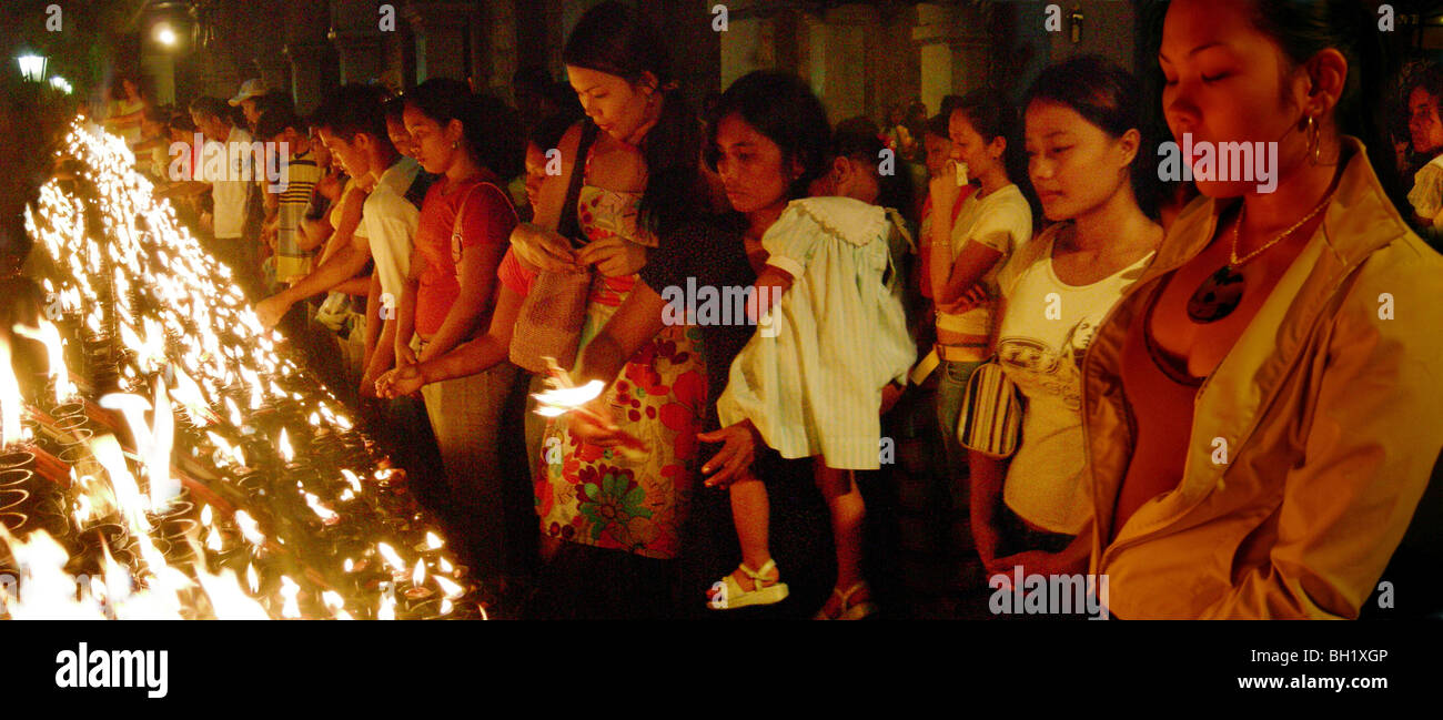 Persone in preghiera nel Santo Nino, Cattedrale di Cebu City, isola di Cebu, Filippine Foto Stock