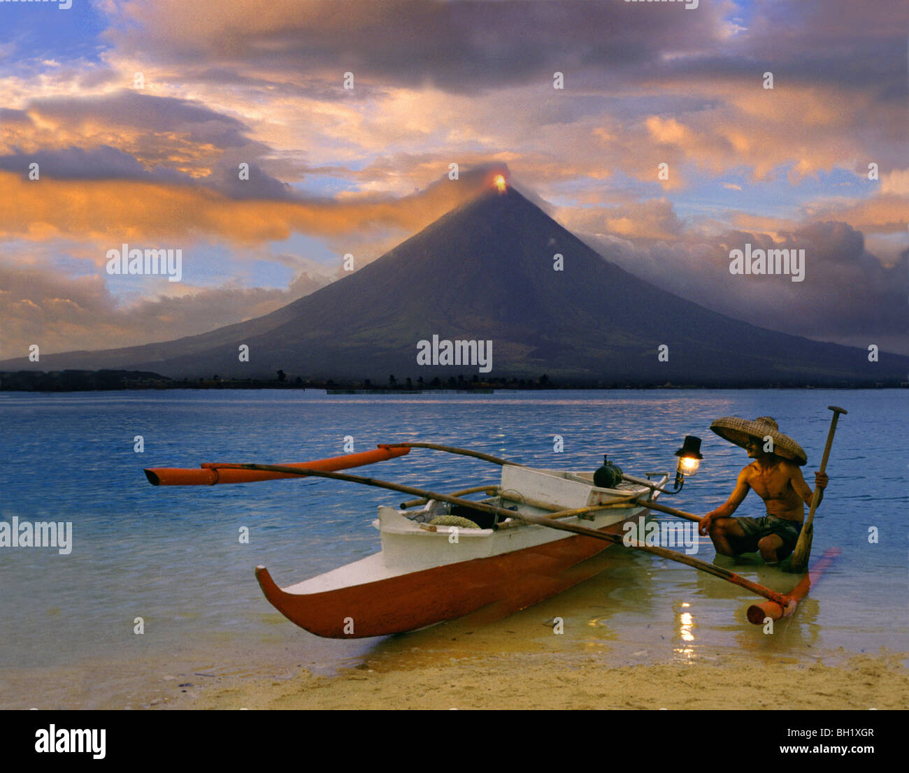 Fisherman, vulcano Mayon vicino a Legazpi City, eruzione al tramonto, Legazpi, isola di Luzon, Filippine Foto Stock