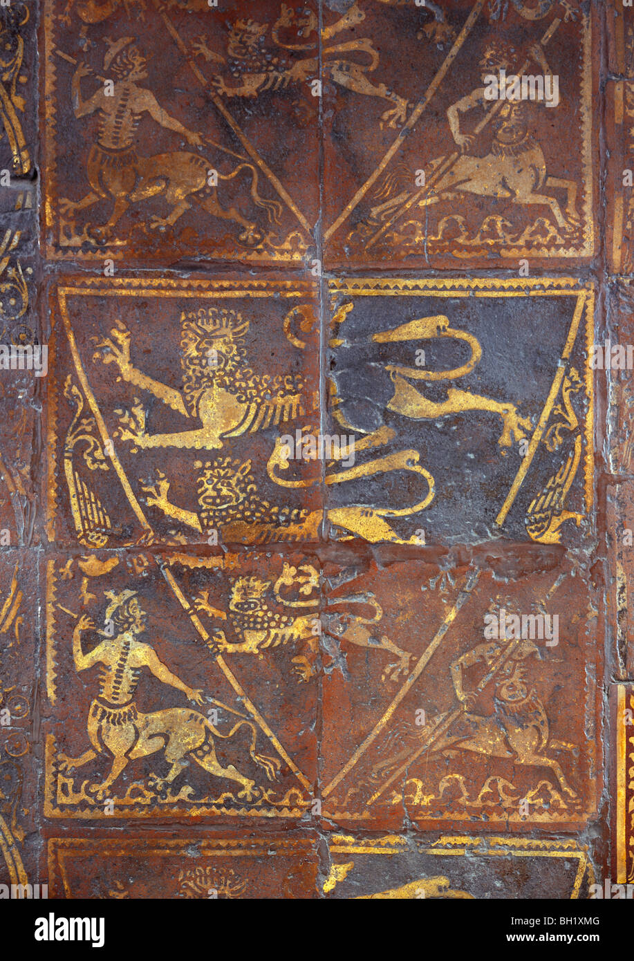 Abbazia di Westminster Capitolo casa medievale piastrelle del pavimento che mostra i tre leoni della monarchia inglese Foto Stock