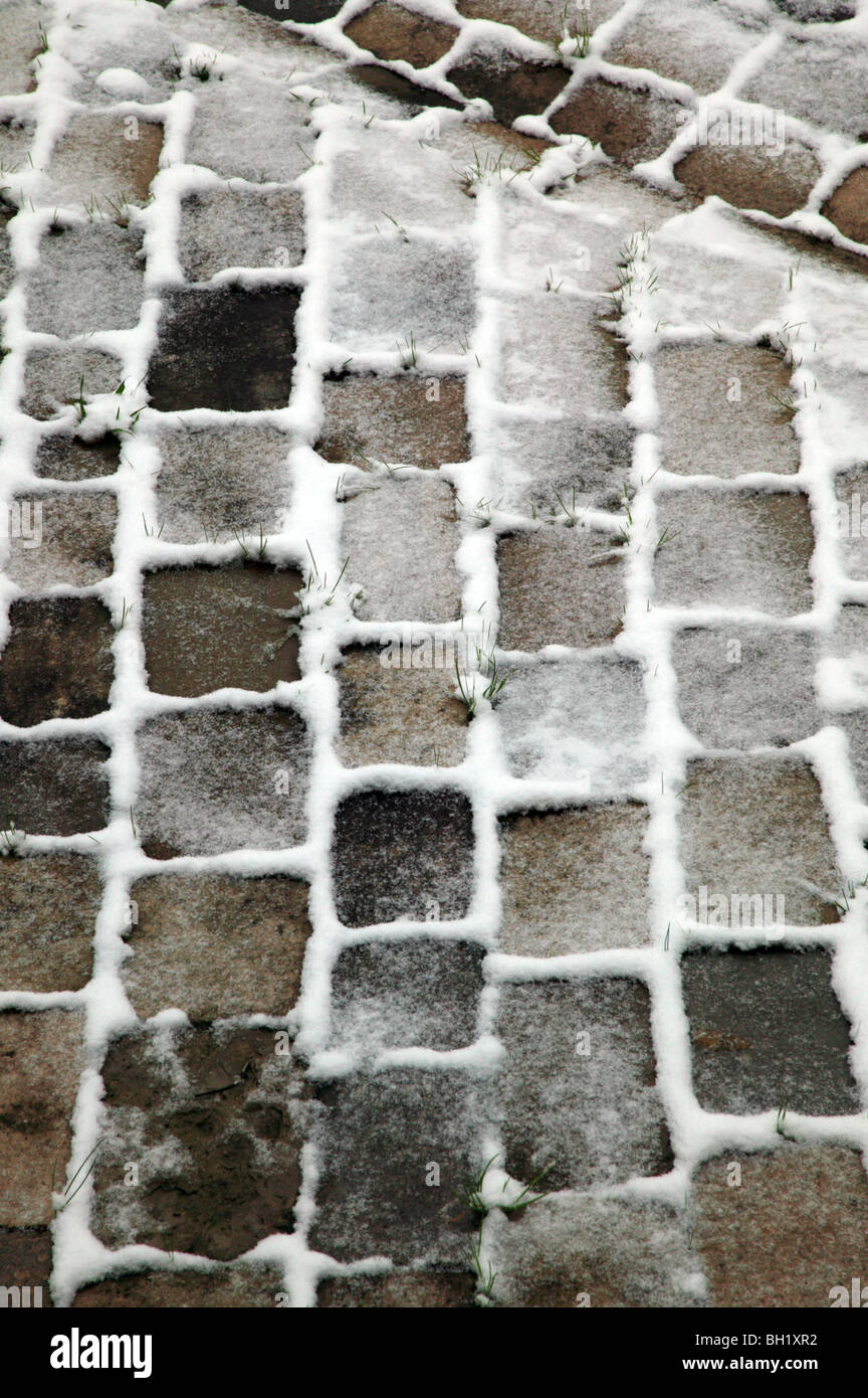 Close-up di neve che circonda i ciottoli del cortile, infront di King William del blocco, Royal Naval Hospital, Greenwich Foto Stock