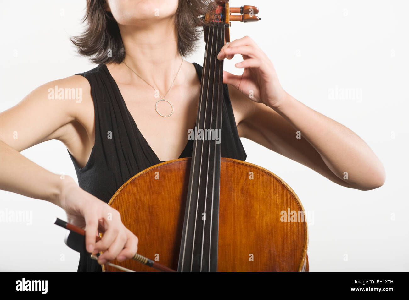 La sezione centrale della violoncellista femmina Foto Stock