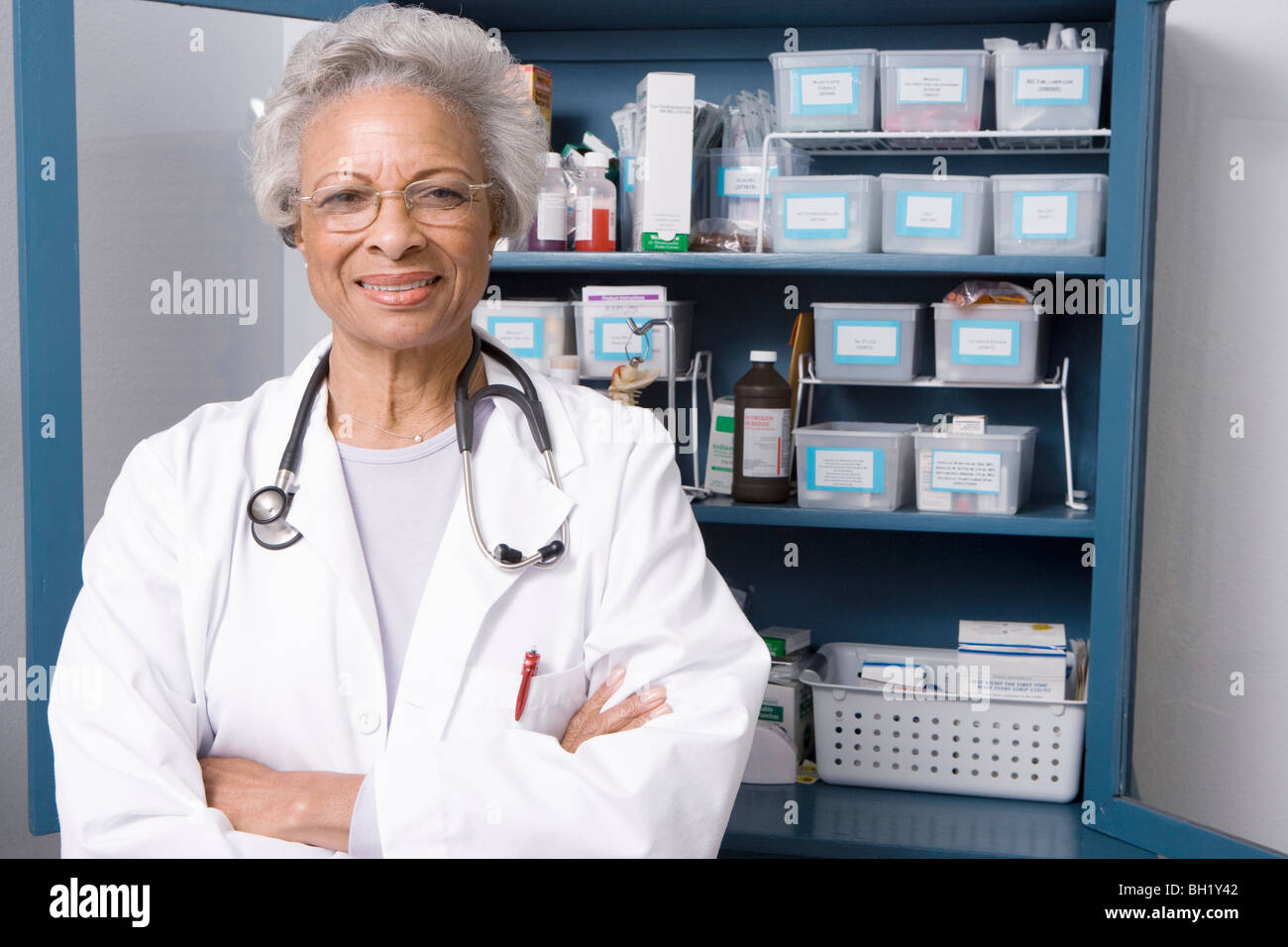 Ritratto di senior medico e medicina cabinet Foto Stock