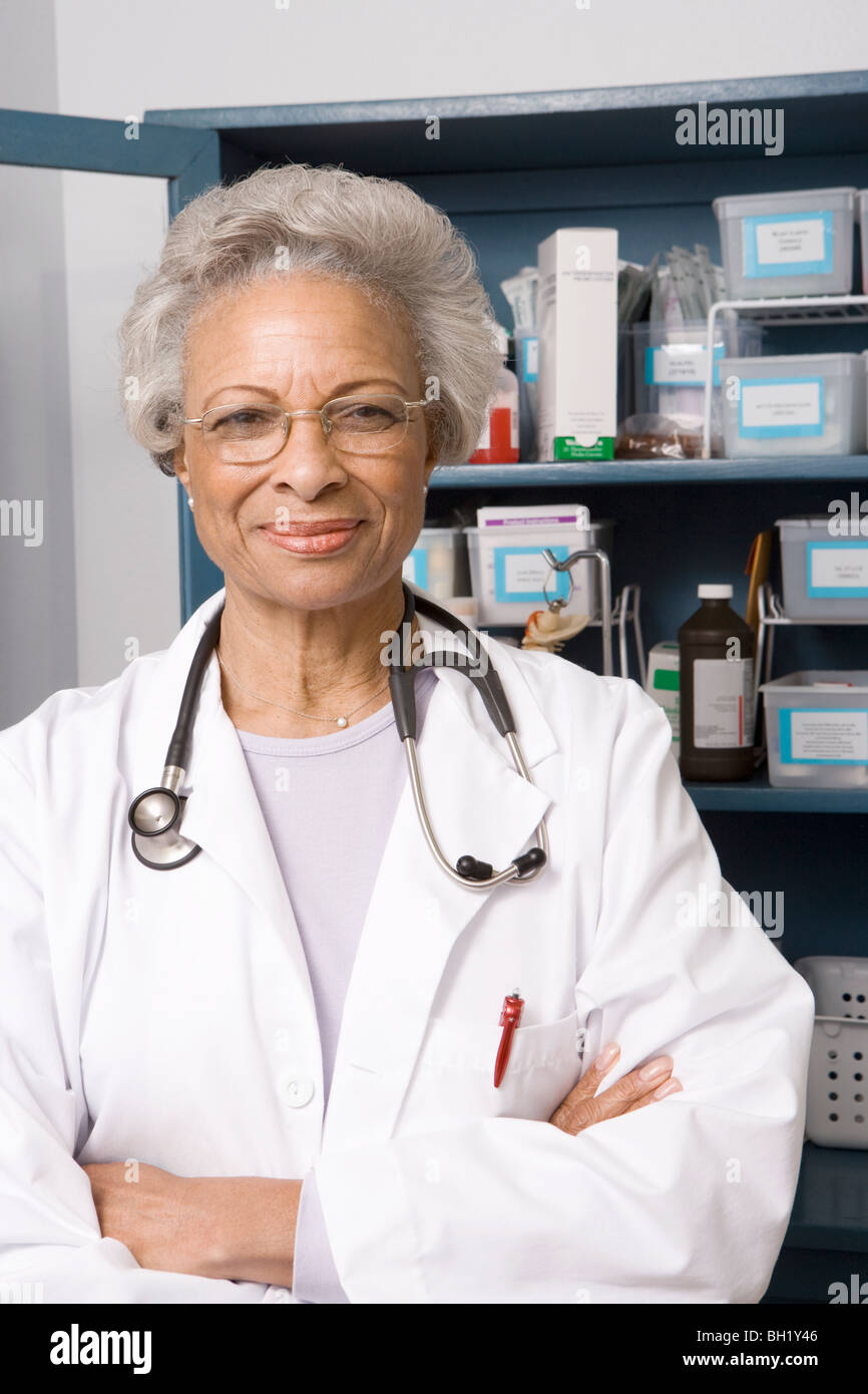 Ritratto di senior medico e medicina cabinet Foto Stock