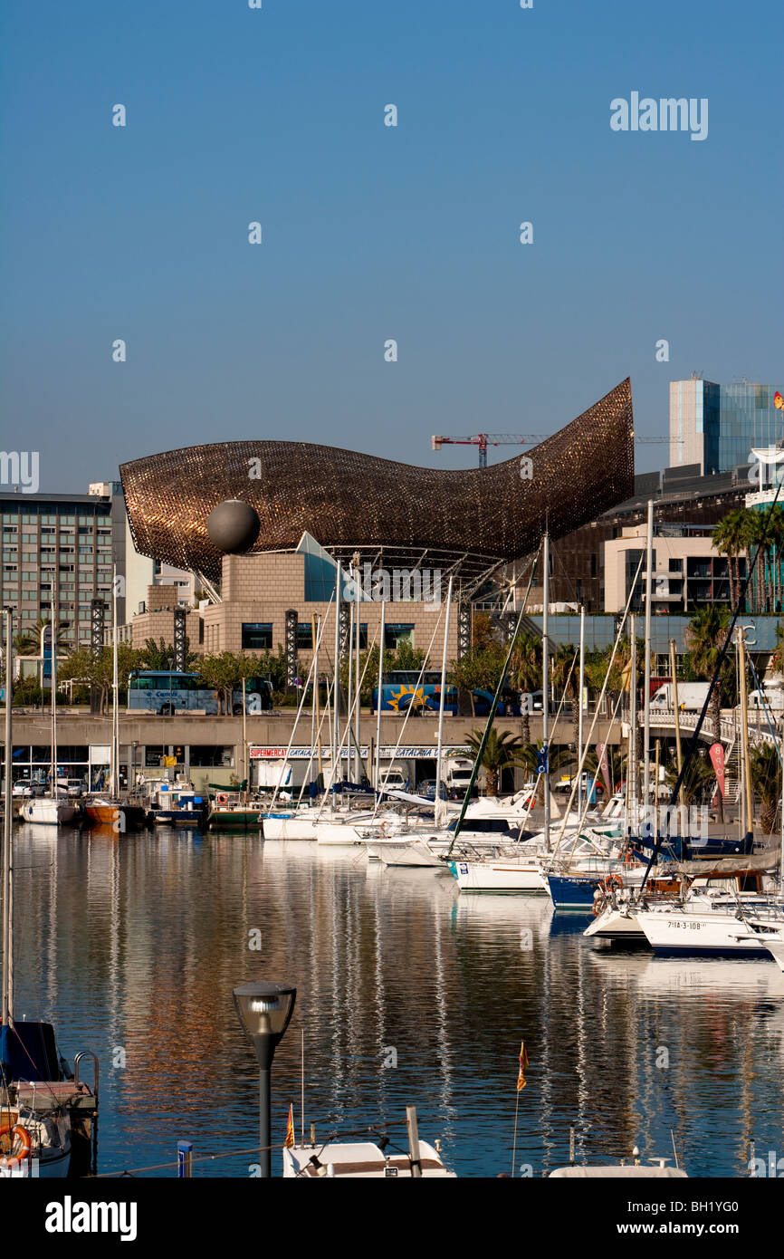 Barcellona - Il Porto Olimpico e una balena gigante realizzata in bronzo (da Frank Gehry) Foto Stock