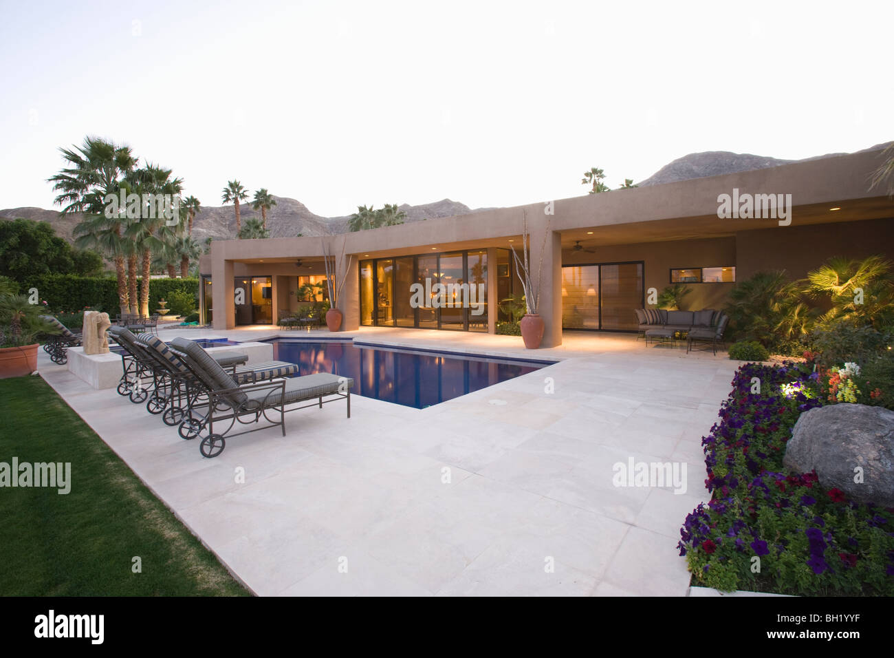 Area piscina con sedie a sdraio, Palm Springs home Foto Stock