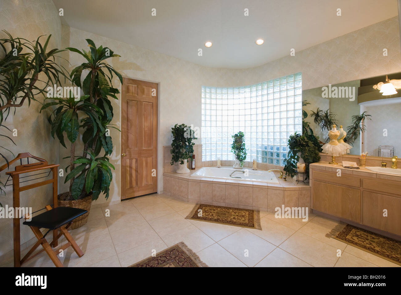 Bagno con mattone di vetro finestra e pressa pantaloni Foto Stock