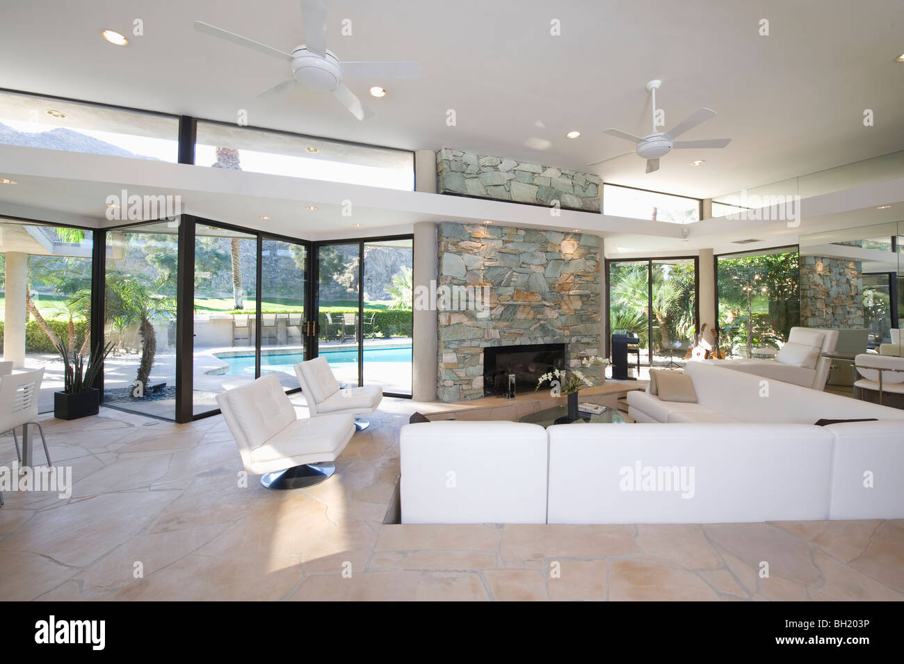 Sunken area salotto ed esposti camino in pietra di Palm Springs home Foto Stock