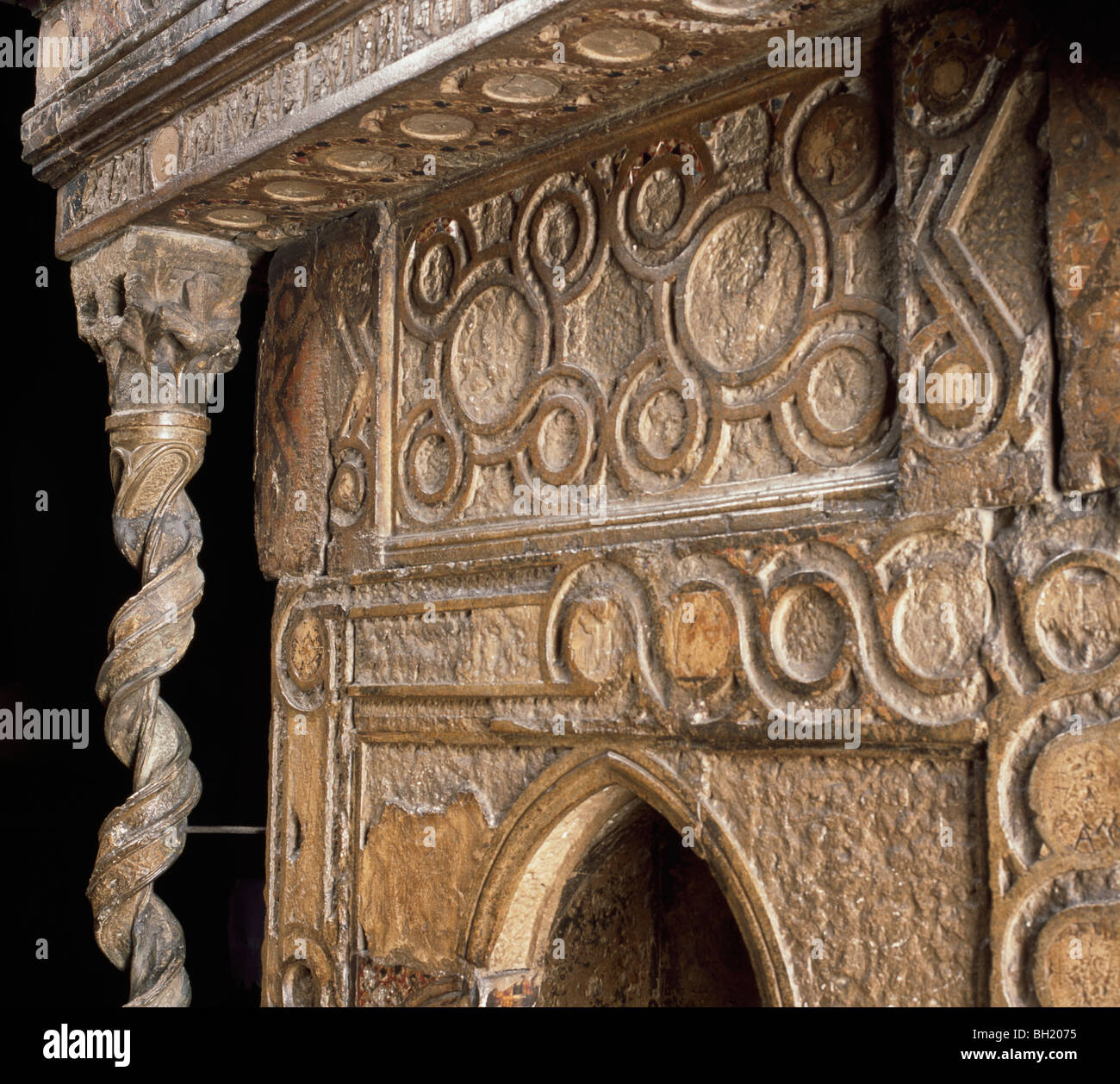 Santuario di Edoardo il Confessore (d.1066) dietro l altare maggiore di Westminster Abbey, dettaglio di marmo e mosaico di base Foto Stock