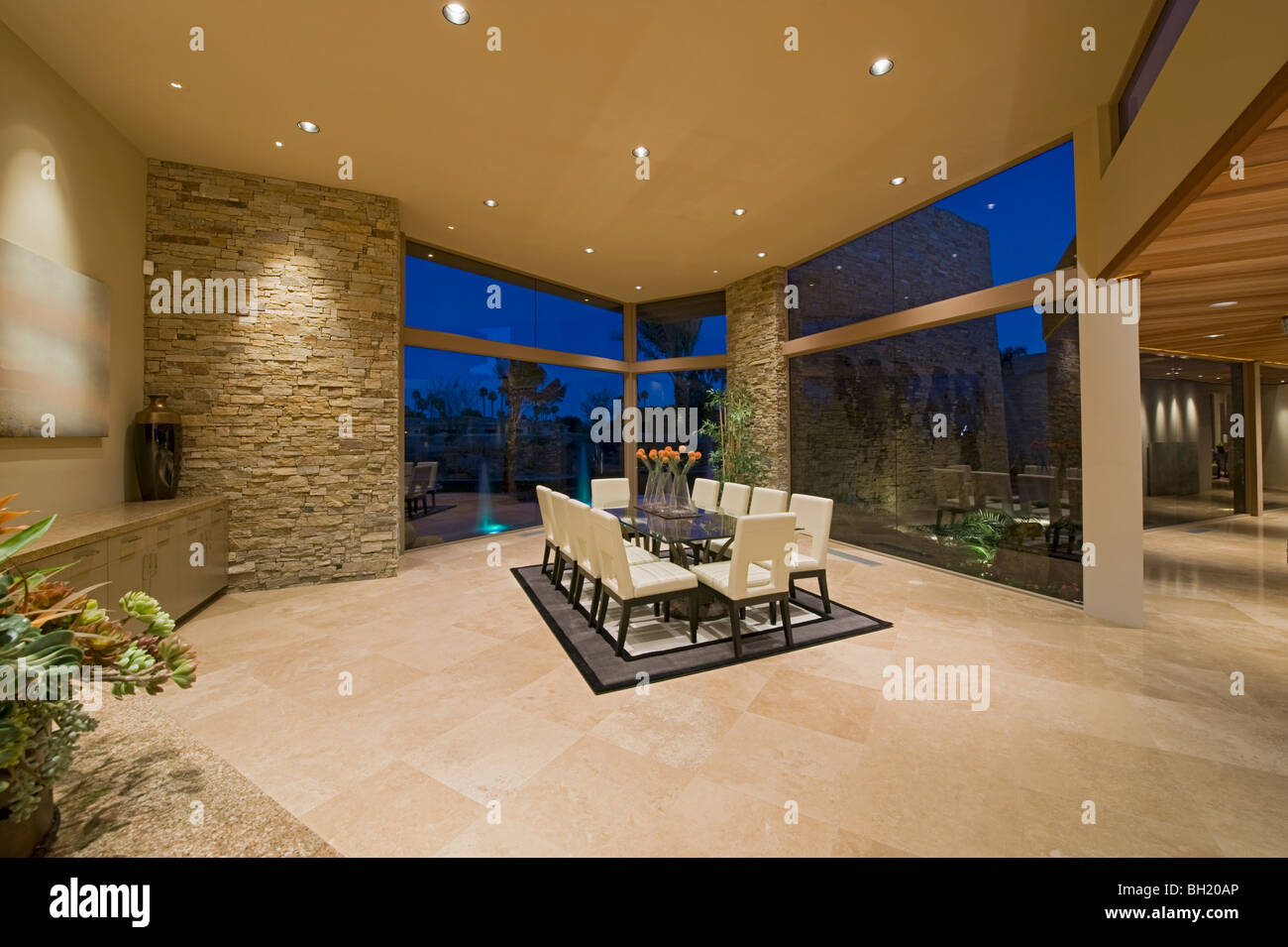 Tavolo da pranzo impostato su rug in spaziose Palm Springs home Foto Stock