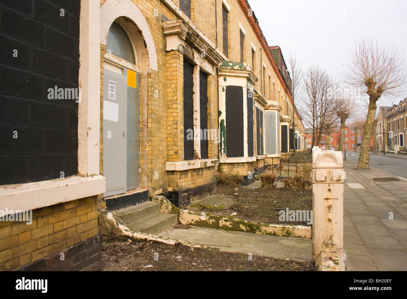 Una strada di intavolato case abbandonate nel granby st area di Liverpool Regno Unito Foto Stock