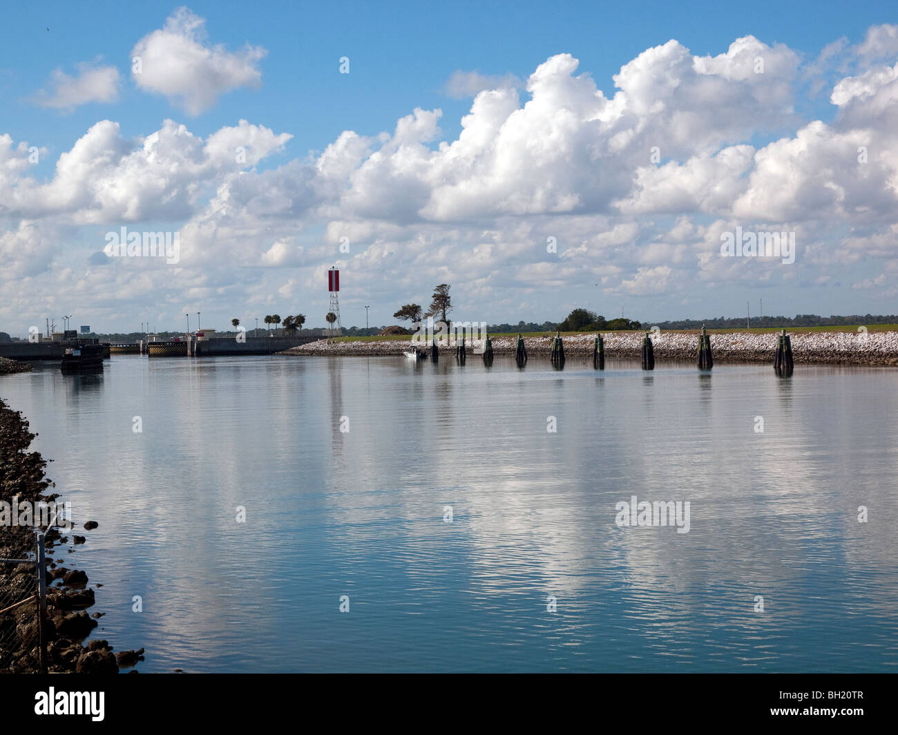 Si blocca all'ingresso del Laguna del fiume Indian da Port Canaveral in Florida USA Foto Stock