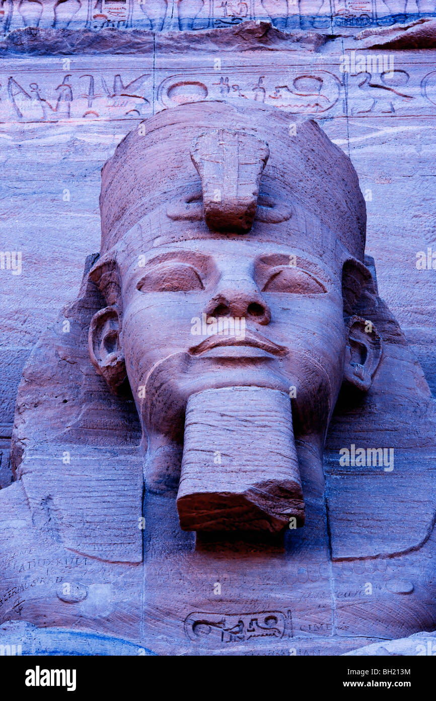 Close up di scultura su grande tempio di Ramses II, Abu Simbel, Sito Patrimonio Mondiale dell'UNESCO, Egitto Foto Stock