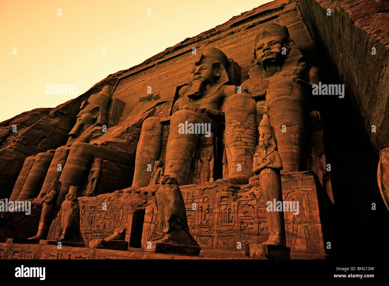 Colossi di Ramses II, il grande tempio di Ramses II, Abu Simbel, Sito Patrimonio Mondiale dell'UNESCO, Egitto Foto Stock