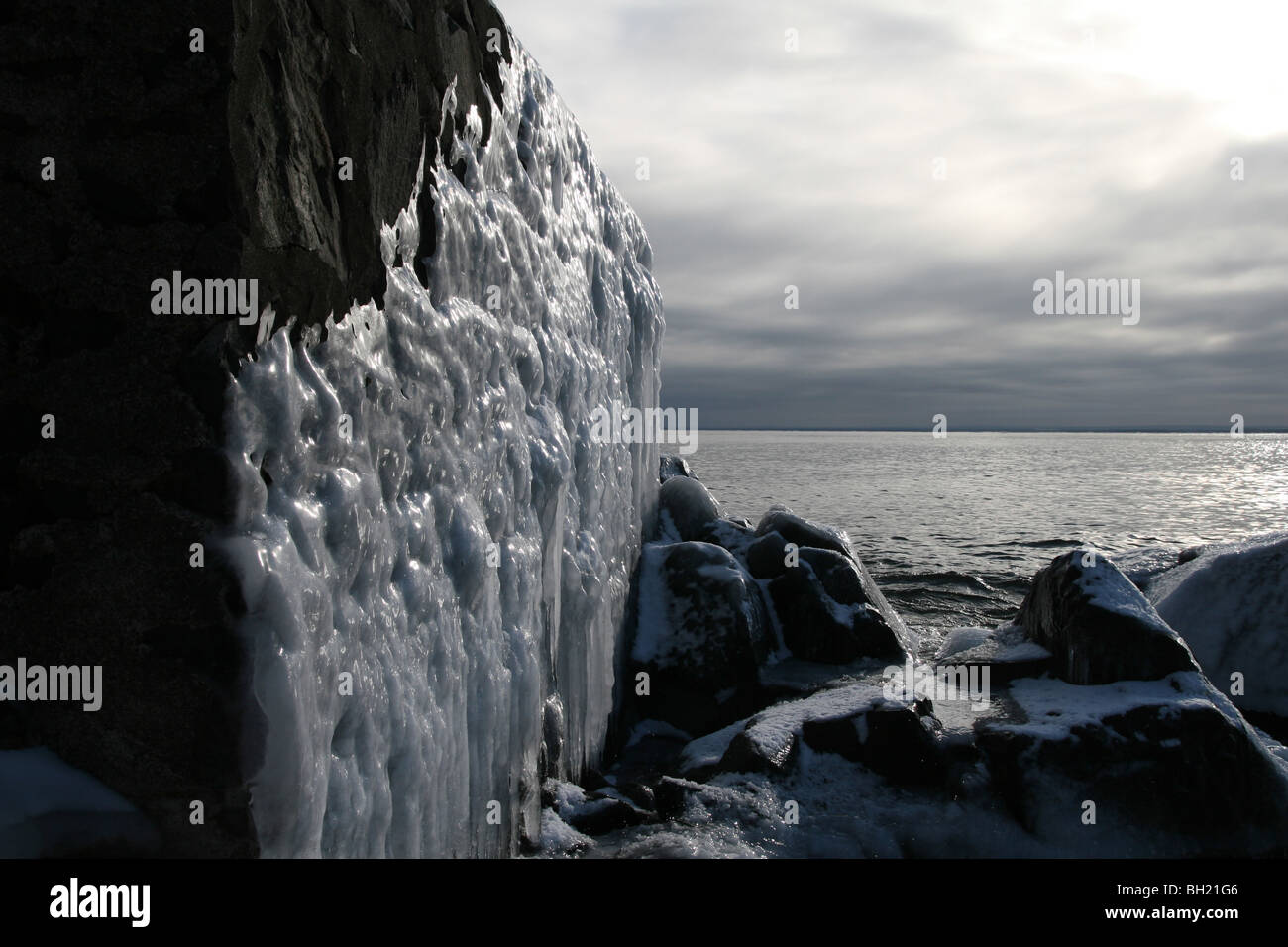 Un gelido parete di roccia sulla riva del lago Superior a Duluth, Minnesota. Foto Stock
