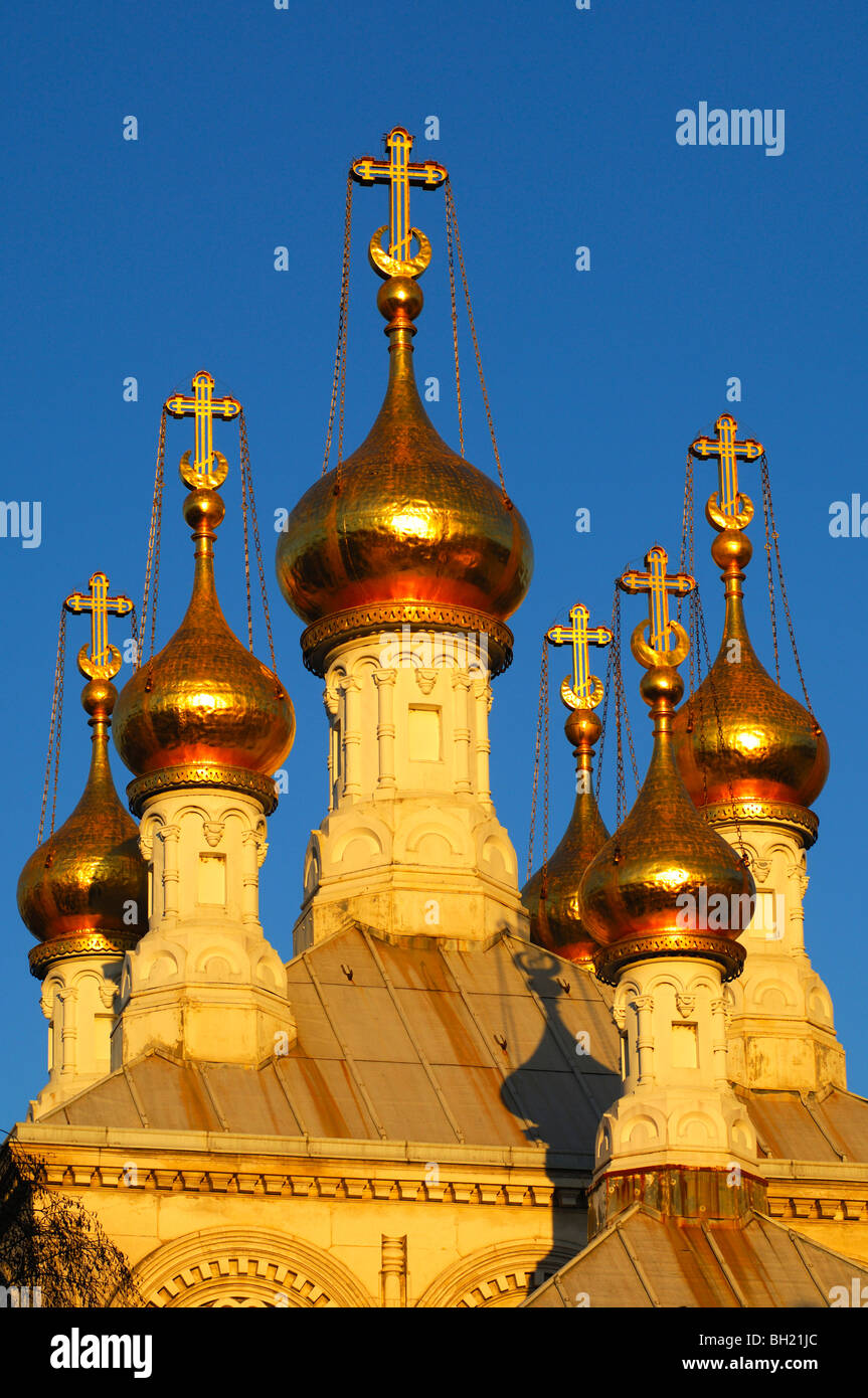 Placcato oro cupole a cipolla della Chiesa Russa Ortodossa Ginevra nella luce della sera, Ginevra, Svizzera Foto Stock