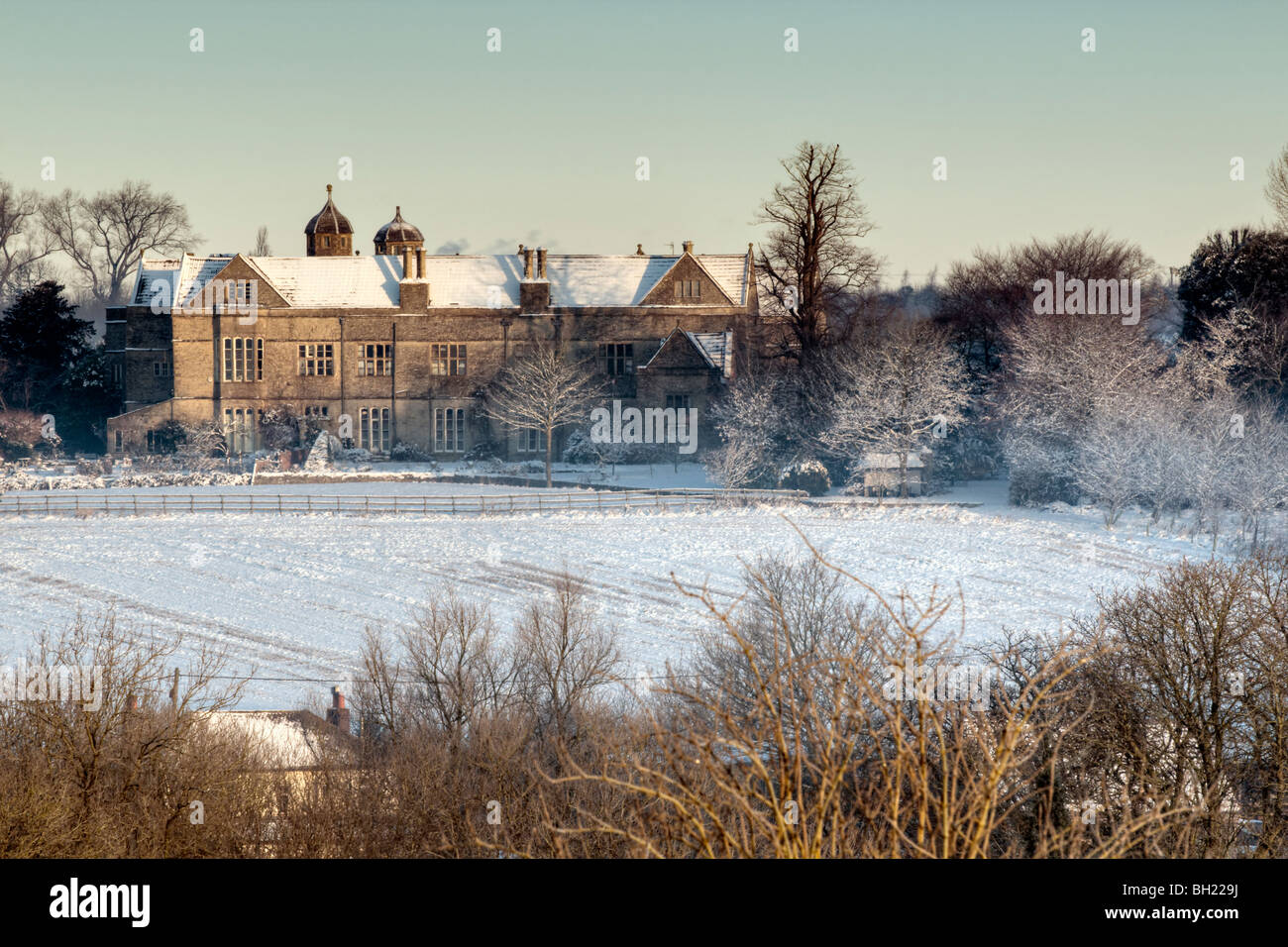 Il pittoresco neve invernale di scena del Elizabethan Manor House a Siston village vicino a Bristol, South Gloucestershire presi all'alba Foto Stock
