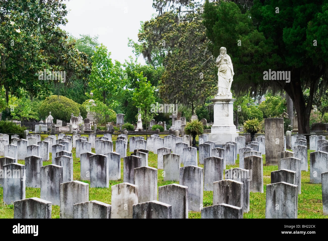 Il silenzio un monumento orologi oltre 750 tombe confederati a Laurel Grove Nord Cimitero Savannah in Georgia Foto Stock