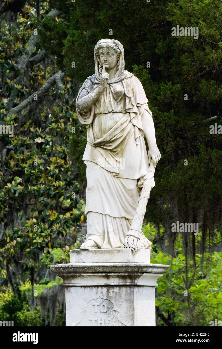 Il silenzio un monumento orologi oltre 750 tombe confederati a Laurel Grove Nord Cimitero Savannah in Georgia Foto Stock Il silenzio un monumento orologi oltre 750 tombe confederati a Laurel Grove Nord Cimitero Savannah in Georgia Foto Stock