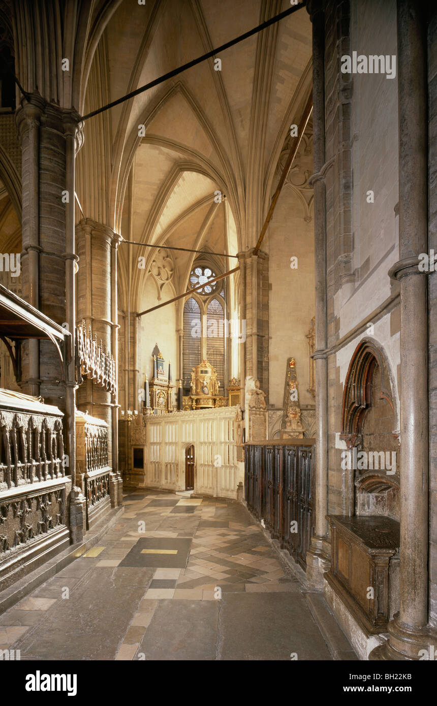 Sud ambulacro Westminster Abbey guardando ad est che conduce dal transetto sud alla cappella dedicata alla Vergine. Chantry cappelle e tombe medievali. Foto Stock