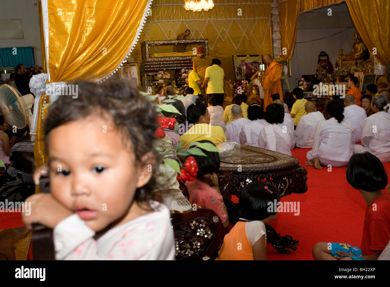 Una volta l'anno, morto monk Luang Ph00 Budda Thawaro è onorata dalla gente locale al Wat Klang Si Chaloensuk, Thailandia. Foto Stock