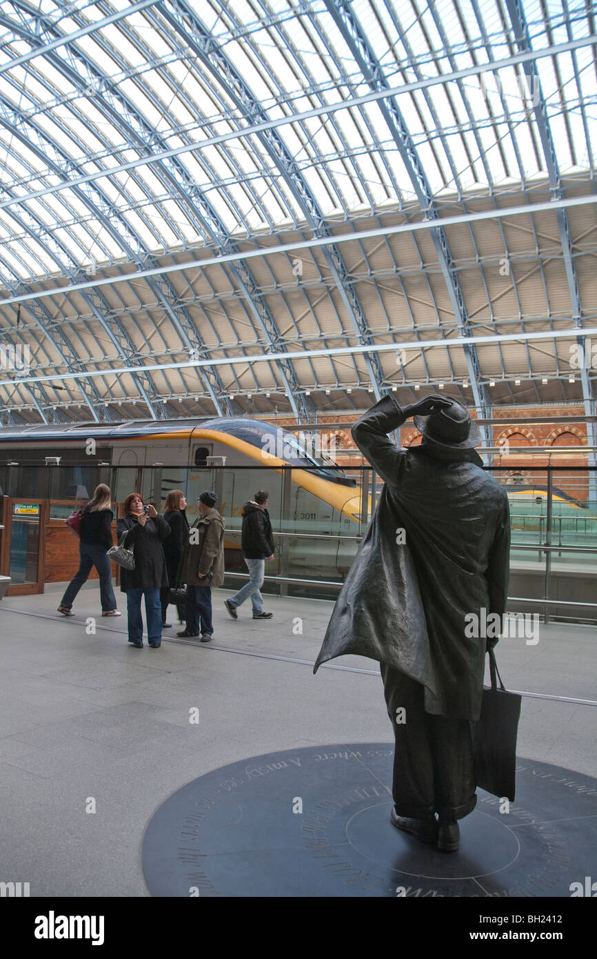 St Pancras stazione ferroviaria Londra Eurostar tetto scultura architettura Sir John Betjeman statua Foto Stock